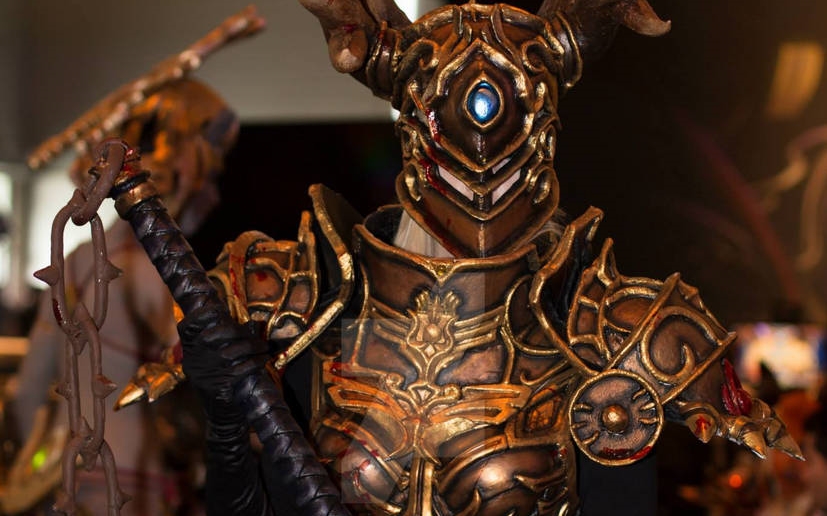 Pani Krzyżowiec z Diablo na fajnym cosplay'u